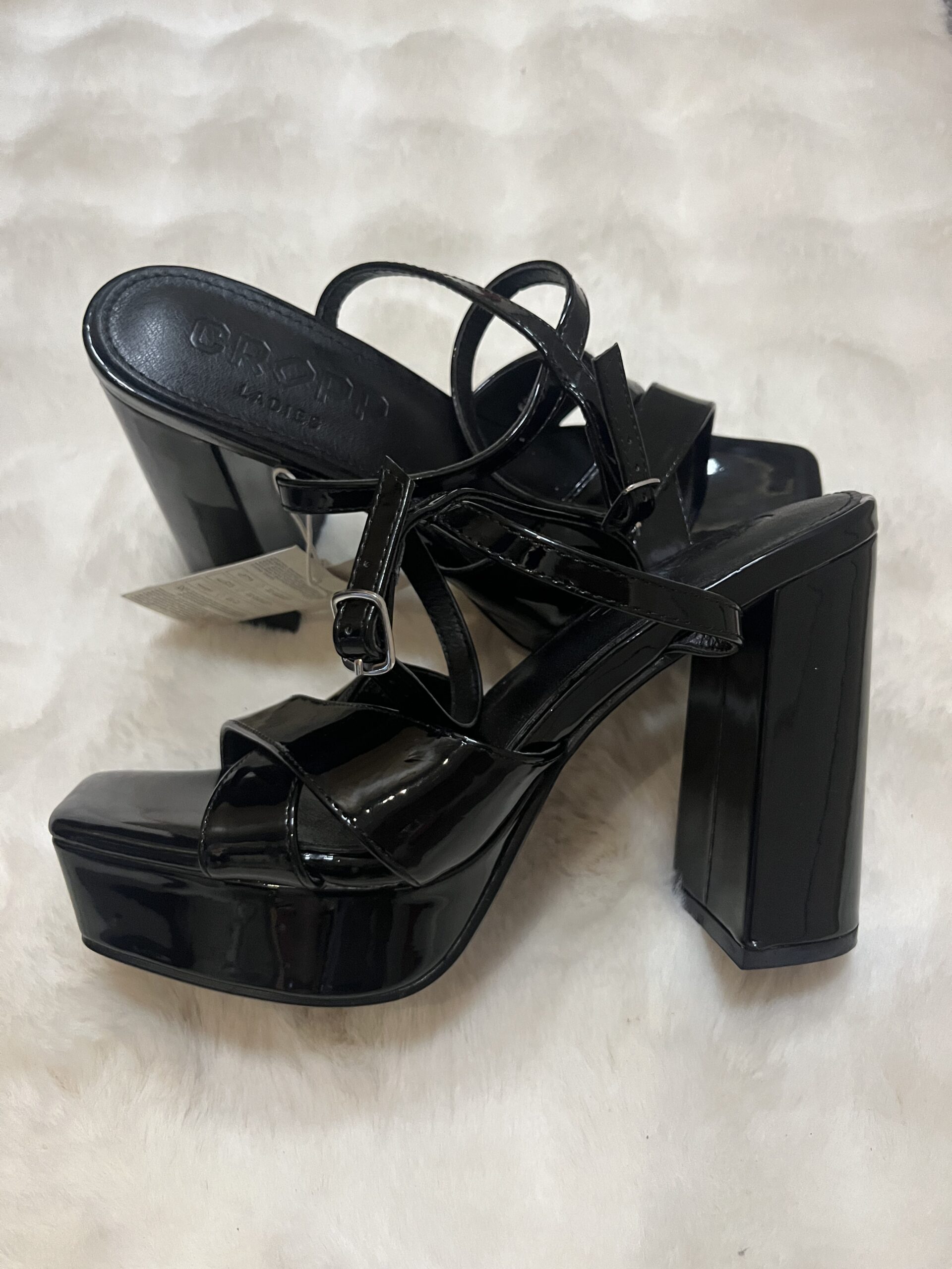 Chaussures à talons neuves P.40